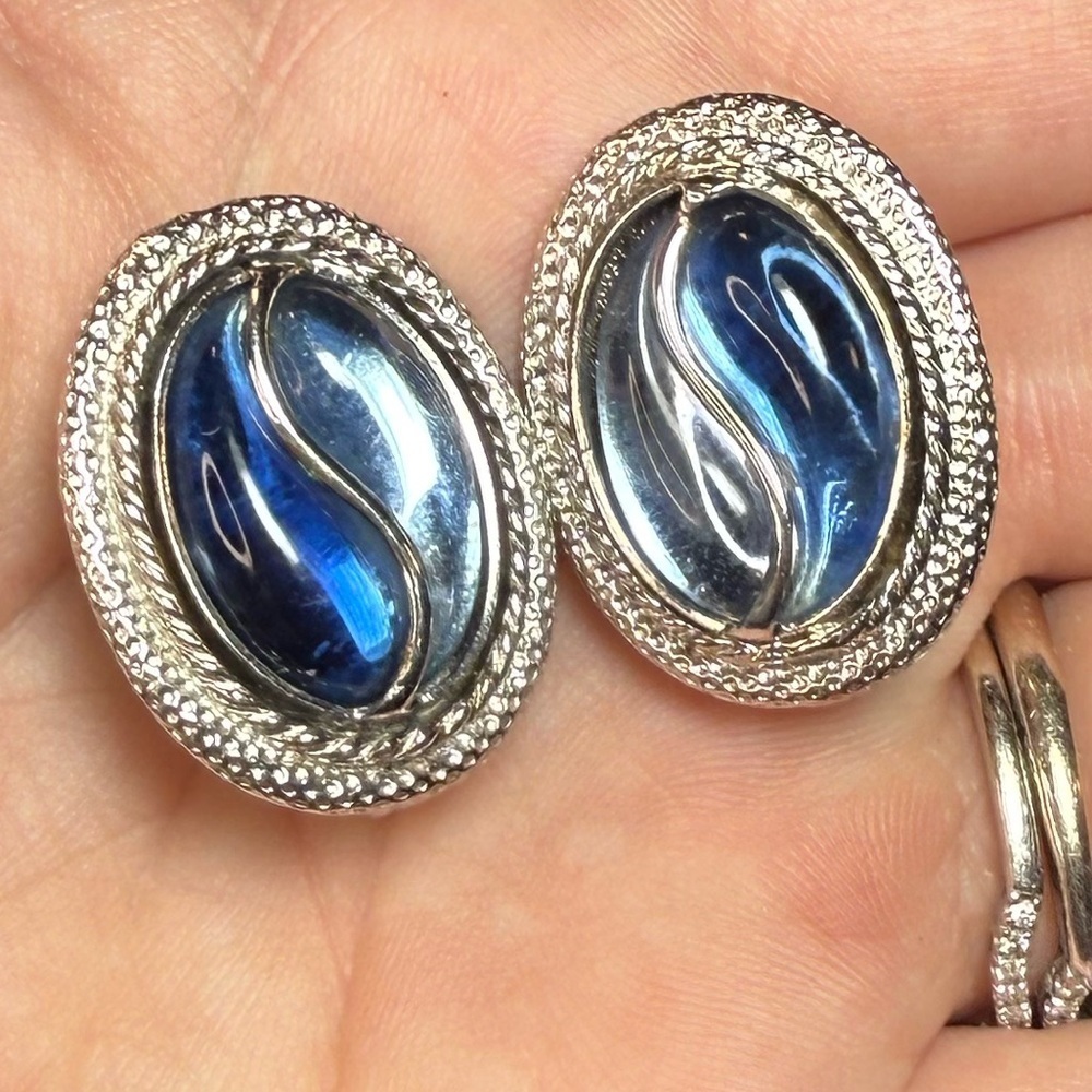 Vintage 60’s Emmons Silver Tone Blue Lucite Cabochon Clip-On Earrings - Picture 3 of 11